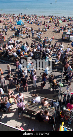 Bank Holiday Massen, Strand und Promenade, Brighton, UK Stockfoto