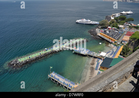 Blick über den kleinen Strand in Sorrento, Italien, gegenüber dem Fährhafen in Marina Piccola. Stockfoto