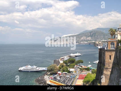Marina Piccola, der Fährhafen in Sorrento, Italien. Stockfoto