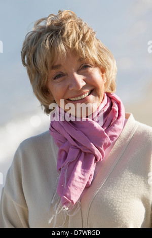 Glückliche ältere Frau am Strand Stockfoto