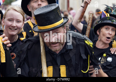 Morris Tänzer und Musiker beteiligen sich an den Tag der Eröffnung des 41. Folk Festival statt in Chippenham, Wiltshire, UK Stockfoto