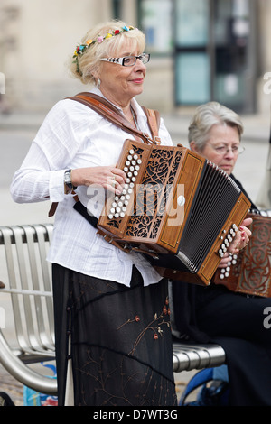 Mitglied der Tanzgruppe Draou aus Frankreich spielt Akkordeon bei einer Aufführung am Chippenham Folk Festival 2012. Stockfoto