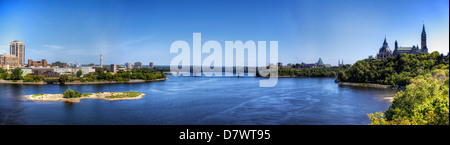 Ein Blick über den Ottawa-Fluss unter anderem das Parlamentsgebäude. Stockfoto