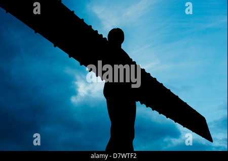 Engel des Nordens Skulptur gegen bewölktem Himmel, Gateshead, Tyne and Wear, England Stockfoto