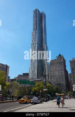 Der Wohnturm von Gehry Gebäude erhebt sich über Civic Center Bereich der Innenstadt von Manhattan, New York, NY, USA. Stockfoto