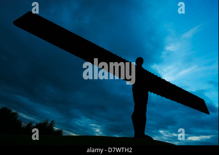 Engel des Nordens Skulptur gegen bewölktem Himmel, Gateshead, Tyne and Wear, England Stockfoto