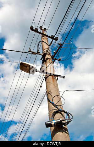 Alte Laterne mit vielen elektrischen Leitungen. Stockfoto