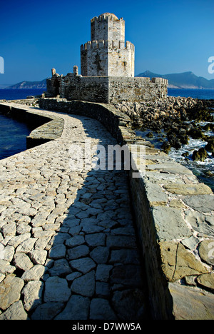 Eine gepflasterte Strecke führt über eine kleine Brücke auf die kleine befestigte Insel Bourtzi und spektakulären Meer Tor. Stockfoto