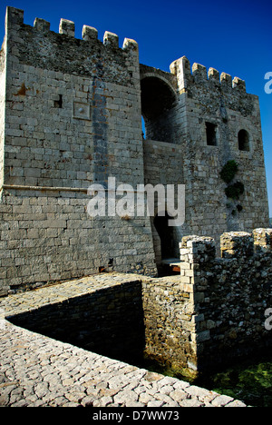 Eingang zur Burg von Methoni vom Meer, klaren, blauen Himmel im Hintergrund am sonnigen Sommertag. Stockfoto