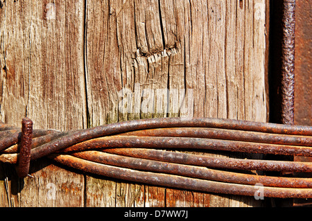 Abstrakte städtischer Hintergrund - Holz Spalten und Eisenbahn zog zusammen einen Stahldraht. Stockfoto