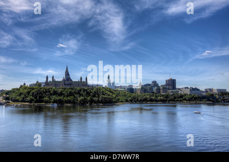 Parliament Hill in Ottawa, Kanada mit dem Ottawa-Fluss im Vordergrund Stockfoto