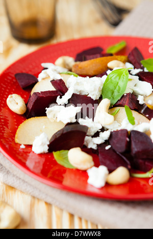 Rote Beete Salat mit Hüttenkäse und Cashew-Nüssen, Closeup Essen Stockfoto