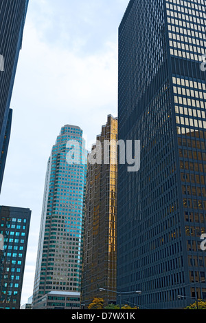 Nahaufnahme der Wolkenkratzer in der Innenstadt von Toronto, Finanzdistrikt an der Bay Street Stockfoto