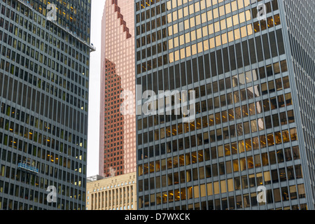 Nahaufnahme der Wolkenkratzer in der Innenstadt von Toronto, Bankenviertel Bay Street Stockfoto