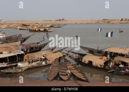 Angeln und Fracht Boote am Fluss Niger in Mopti in Mali am frühen Morgen Stockfoto