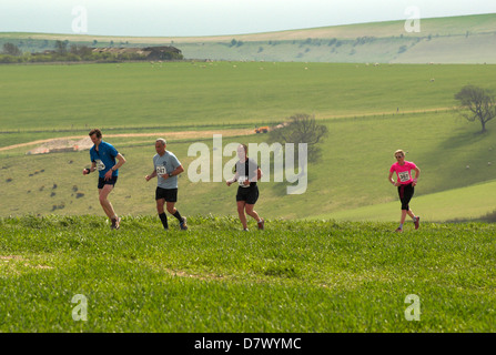 Läufer auf die drei Festungen Herausforderung auf dem Weg zur Chanctonbury Ring in West Sussex. Stockfoto