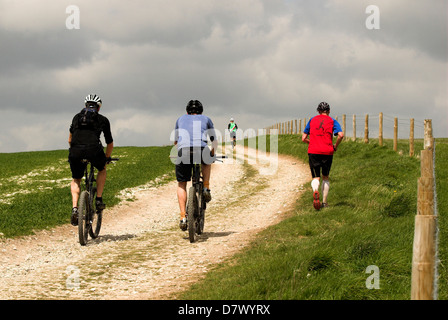 Läufer auf die drei Festungen Herausforderung auf dem Weg zur Chanctonbury Ring in West Sussex. Stockfoto