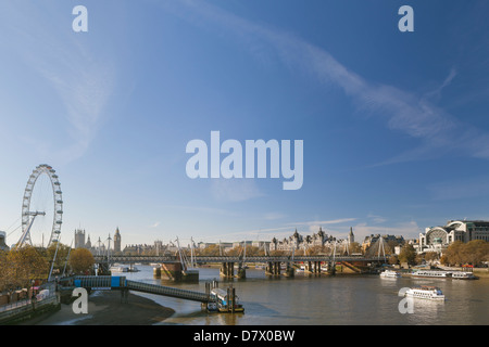 Blick entlang der Themse, London, England Stockfoto