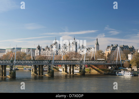Blick entlang der Themse mit dem Whitehall Gerichtsgebäude und Hungerford Bridge, London, England, UK Stockfoto