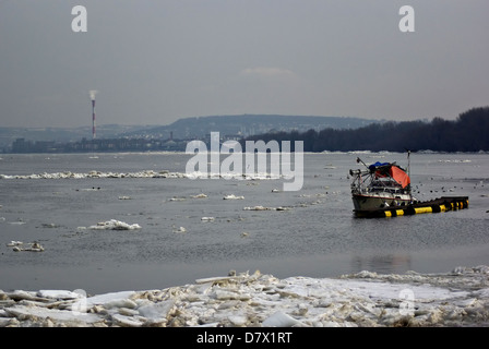 Eisblöcke schwimmende Donau in der Nähe von Belgrad, Serbien, am düsteren Wintertag. Stockfoto