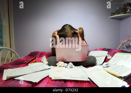 Gestresste Teenager Überarbeitung für ihr Examen. Stockfoto