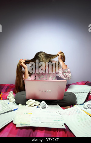 Gestresste Teenager Überarbeitung für ihr Examen. Stockfoto