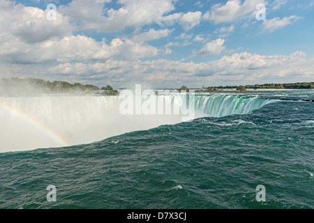 Regenbogen erhebt sich aus dem Nebel im Horseshoe, Niagara Falls, Ontario, Kanada Stockfoto