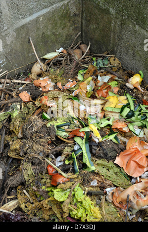 Küche und Gartenabfälle auf einen Komposthaufen. Stockfoto