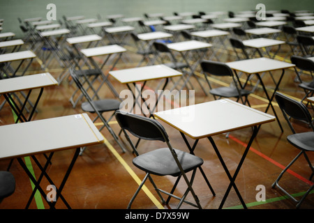 Schreibtische in einer Aula in Vorbereitung auf die Prüfung leere Tabellen aufgeführten Stockfoto