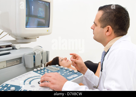 Ein Arzt zeigt dem Patienten auf dem Monitor das Ultraschallbild. Stockfoto