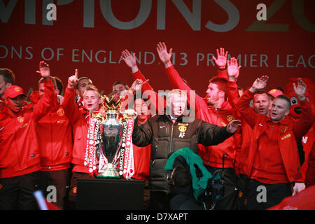 Manchester, UK 13. Mai 2013. Fans säumten die Straßen von Manchester, Manchester United Football Club Premier League Siegesparade zu feiern und dem Rücktritt von Trainer Sir Alex Ferguson. Kredit: Peter Simpson/Alamy Live-Nachrichten Stockfoto