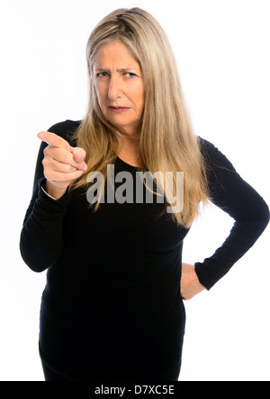 Ältere Frau erhobenen Finger vor weißem Hintergrund Stockfoto