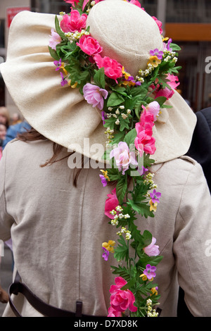 Bunte Ostern Motorhaube an der Fifth Avenue Ostern Day Parade in New York City getragen. Stockfoto