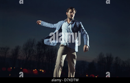 Schöne und elegante Mann trug blaue Jacke Stockfoto