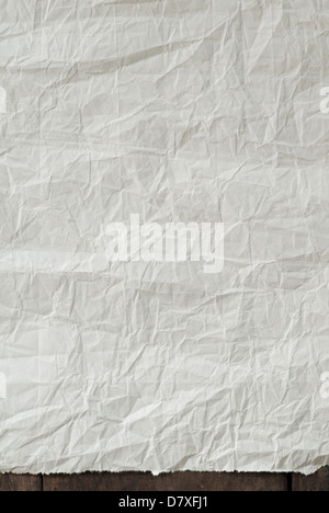 Zerknitterte Papier auf Holz Hintergrund Stockfoto