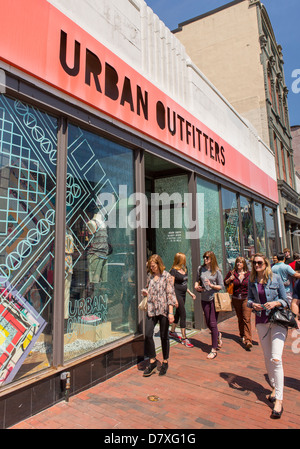 WASHINGTON, DC, USA - Urban Outfitters Store und Menschen an der M Street im Stadtteil Georgetown. Stockfoto