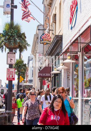 WASHINGTON, DC, USA - Menschen zu Fuß auf M Street im Stadtteil Georgetown. Stockfoto