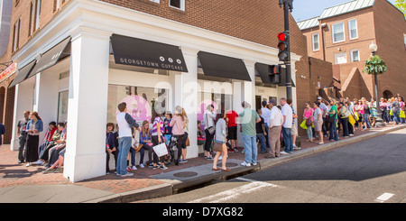 WASHINGTON, DC, USA - Menschen Schlange für Georgetown Cupcake Shop in Ecke M / 33rd Street in Georgetown. Stockfoto