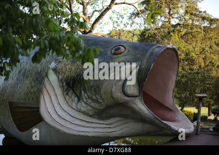 Ein riesiger Fisch auf eine Minigolfanlage. Stockfoto