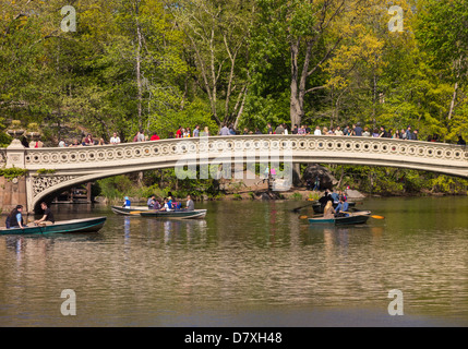 NEW YORK CITY, NY, USA - Menschen am Bogen-Brücke und den See im Central Park Stockfoto