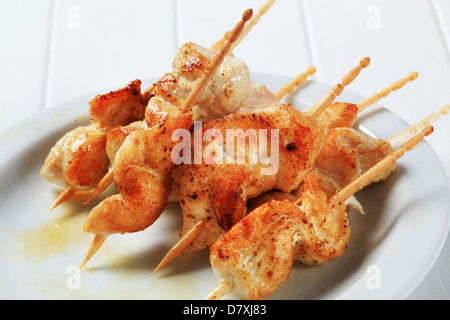 Gegrillte Scheiben vom Huhn auf sticks Stockfoto