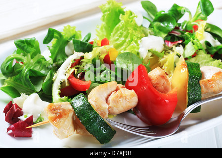 Hühnerspieß mit gemischten Salat Stockfoto