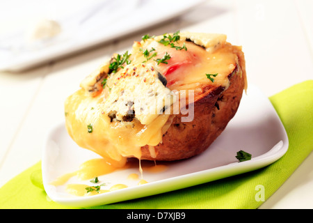 Doppelt Käse zweimal gebackene Kartoffel mit Petersilie bestreut Stockfoto