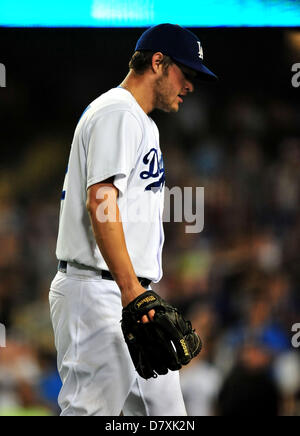 Los Angeles, CA USA. 14. Mai 2013. Los Angeles Schwindler Krug Clayton Kershaw #22 ab ist in der Spitze des 9. Inning während der Major League Baseball Spiel zwischen den Los Angeles Dodgers und die Washington Nationals im Dodger Stadium gezogen... Die Los Angeles Dodgers besiegen die Washington Nationals 2-0.Louis Lopez/CSM/Alamy Live News Stockfoto