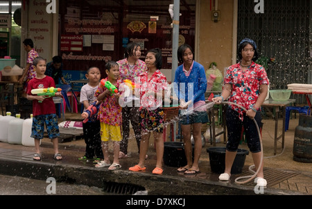 PHUKET, THAILAND-13. April 2013: eine Gruppe von Kindern werfen Wasser bei Passanten während Songkran 2013 in Phuket. Stockfoto