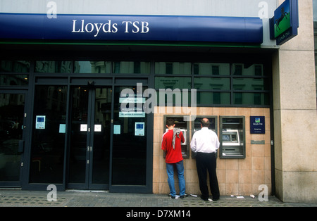 Kunden, die Lloyds TSB cashpoint Maschine, Charing Cross, London, UK. Stockfoto