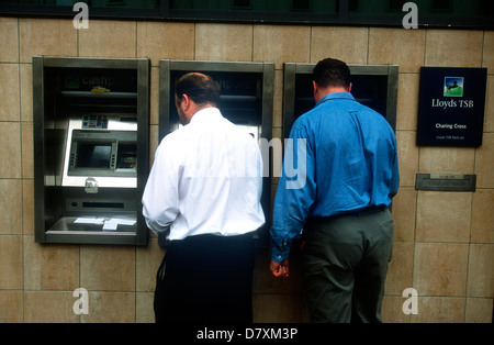 Kunden, die Lloyds TSB cashpoint Maschine, Charing Cross, London, UK. Stockfoto