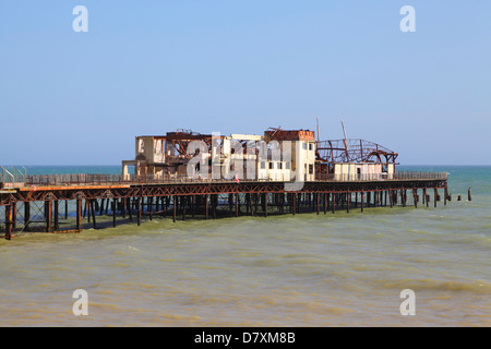 Verfallene Hastings Pier zerstört durch einen Brand in einem Brandanschlag in 2010, East Sussex, England, UK, GB Stockfoto