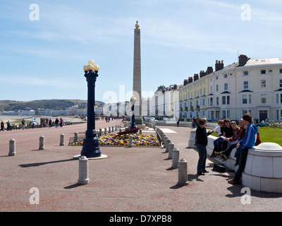 Die Promenade mit Kriegerdenkmal in Llandudno North Wales UK Stockfoto