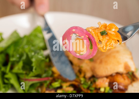 Pitta Brot Zwiebeln und Käse auf Chrom Gabel Stockfoto